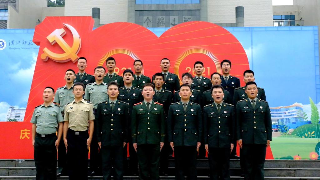 汉江师范学院退役士兵向祖国72周岁生日表白